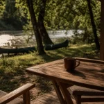 Camping la riviere lacave au bord de la Dordogne, terrasse ombragée