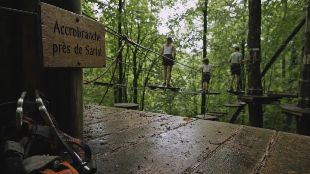 Sarlat accrobranche : famille sur ponts et tyrolienne en forêt du Périgord Noir