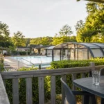camping apv la pélonie 4 étoiles dordogne : terrasse mobil-home et piscine chauffée
