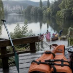 Camping dordogne canoë : gilet et pagaies au bord de la Dordogne