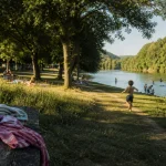 camping dordogne le port de siorac, plage en herbe et rivière calme