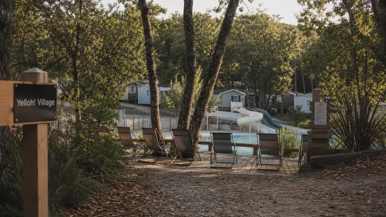 Camping Dordogne Yelloh village Domaine des Chênes Verts : piscine extérieure chauffée