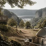 Camping l'offrerie dordogne périgord noir : tente en clairière sous chênes