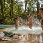 Camping La Linotte Le Bugue Dordogne : fratrie dans pataugeoire chauffée