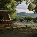 Camping le bosquet dordogne : terrasse bois et piscine chauffée