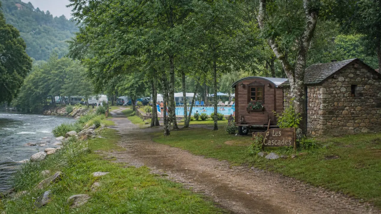 Camping les cascades dordogne bord du Céou, piscine chauffée et hébergements nature