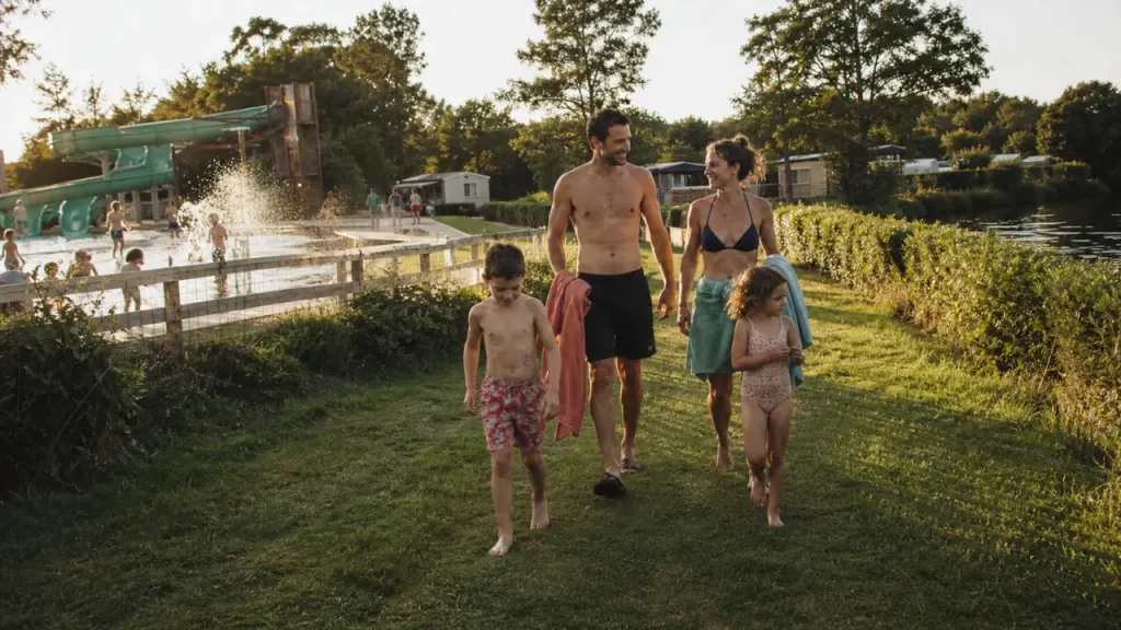 Duravel camping : famille près des piscines et toboggans enfants