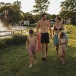 Duravel camping : famille près des piscines et toboggans enfants