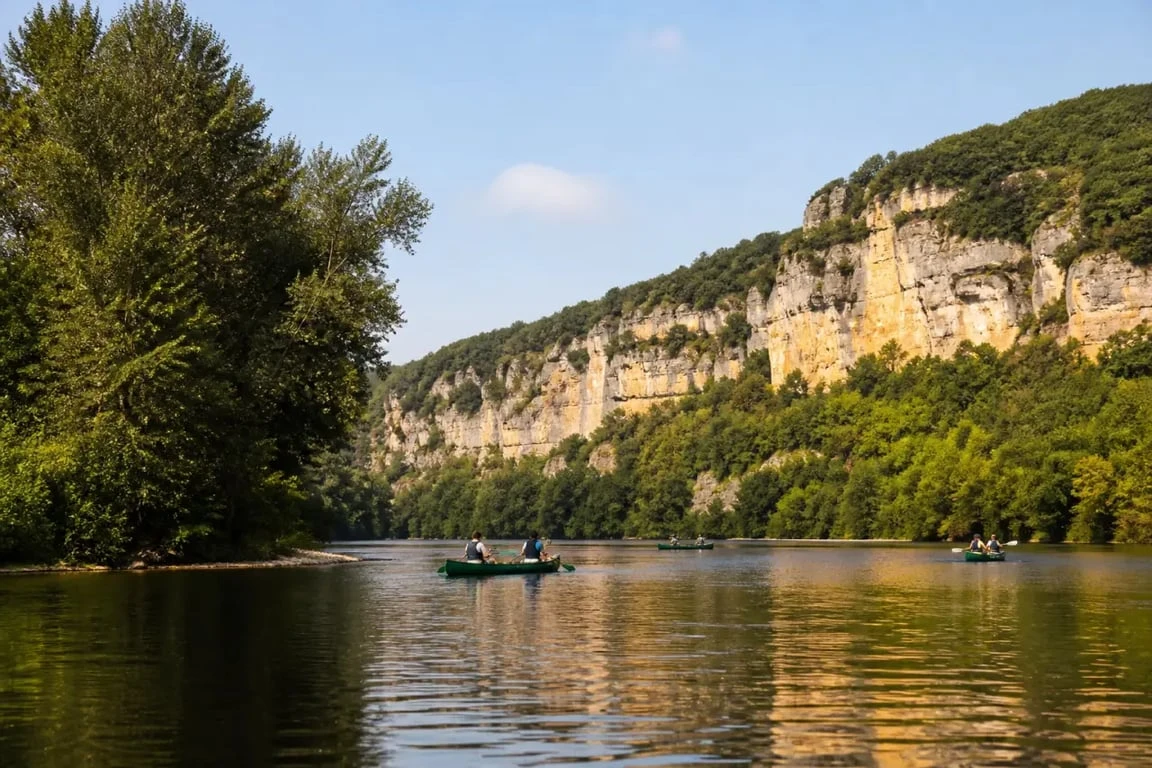 Canoë dordogne vitrac sur la Dordogne avec falaises du Périgord Noir