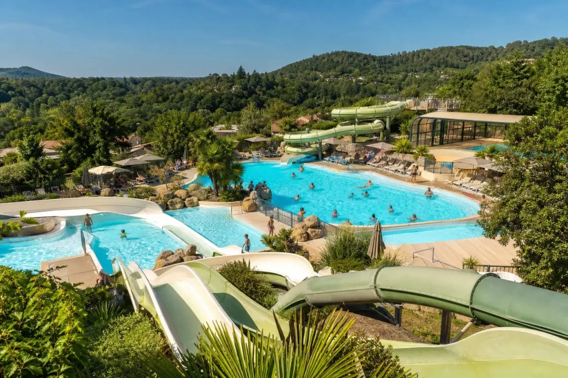 Camping la butte dordogne et espace aquatique avec piscines et toboggans pour les familles