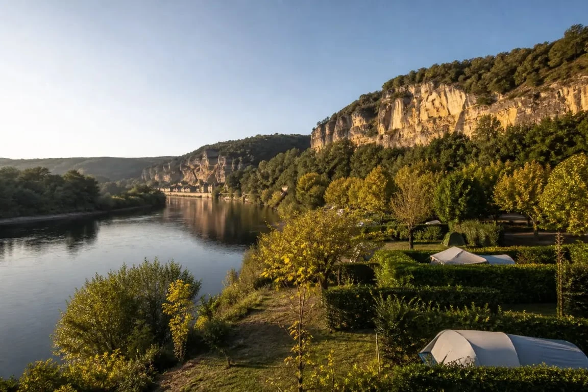 Camping la butte dordogne avec vue panoramique sur la vallée de la Dordogne et les falaises du Périgord Noir