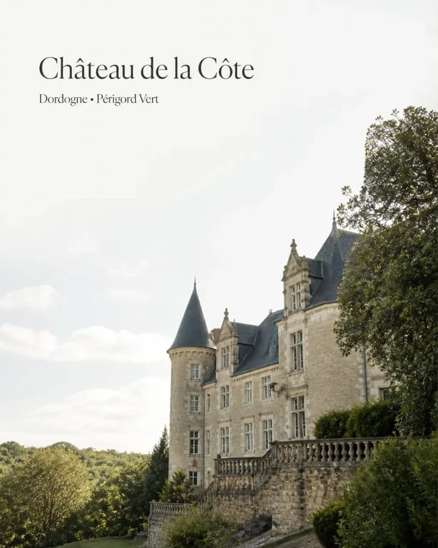 Château de la Côte dordogne vu de l’extérieur dans son cadre boisé en Dordogne