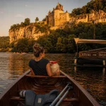 Canoë dans les gorges de la Dordogne à Vitrac vers Beynac, falaises et rives calcaires en golden hour