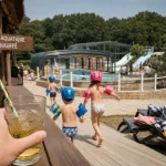 l'escapade camping dordogne : enfants près de la piscine chauffée, mini-club