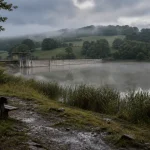 Mialet Dordogne tourisme : barrage de la retenue et sentier au bord de l’eau