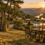 Camping dordogne les deux vallées à Vézac : table, chaises et piscine chauffée en golden hour