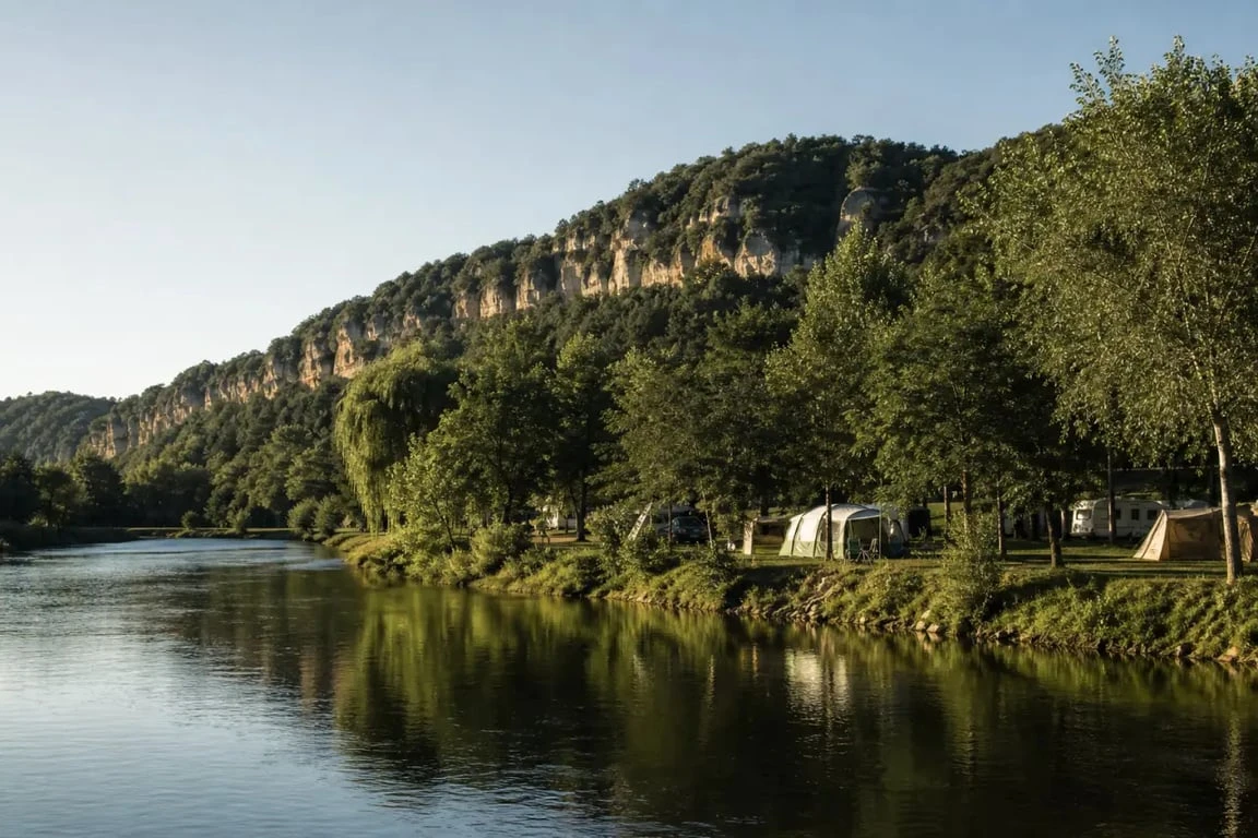 Camping beau rivage dordogne au bord de la rivière, vue panoramique du camping en Périgord Noir