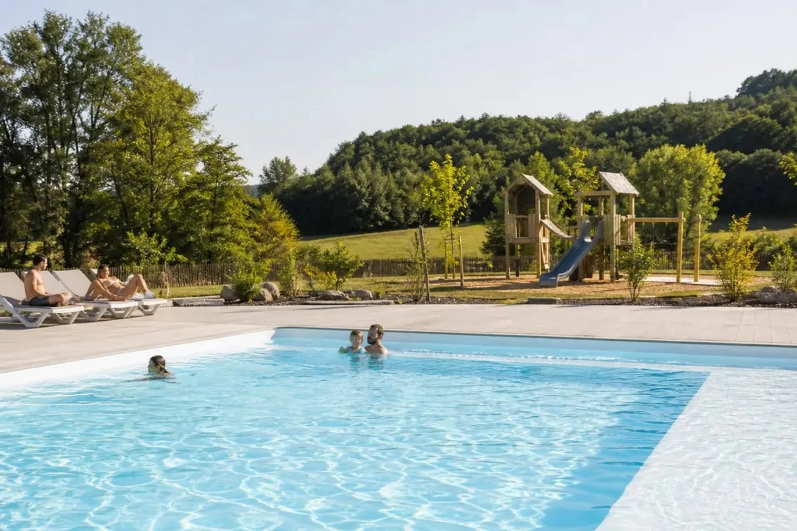 Camping beau rivage dordogne : piscine familiale et aire de jeux dans un cadre naturel