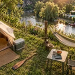 Flower camping les berges de la dordogne : parcelle au bord de la Dordogne, piscine chauffée au loin