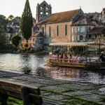 Tourisme autour de Beaulieu sur Dordogne : gabare sur la Dordogne près de la chapelle médiévale